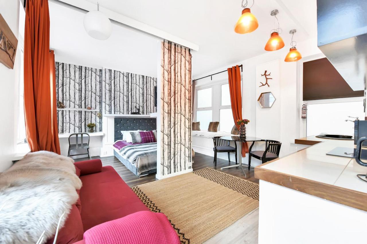 Glasshouse Yard Apartment *