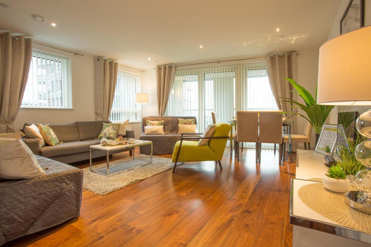 Dockside Walk - Canary Wharf * London