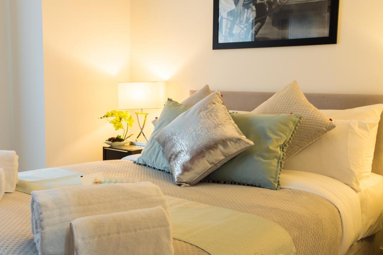 Dockside Walk - Canary Wharf Apartment London