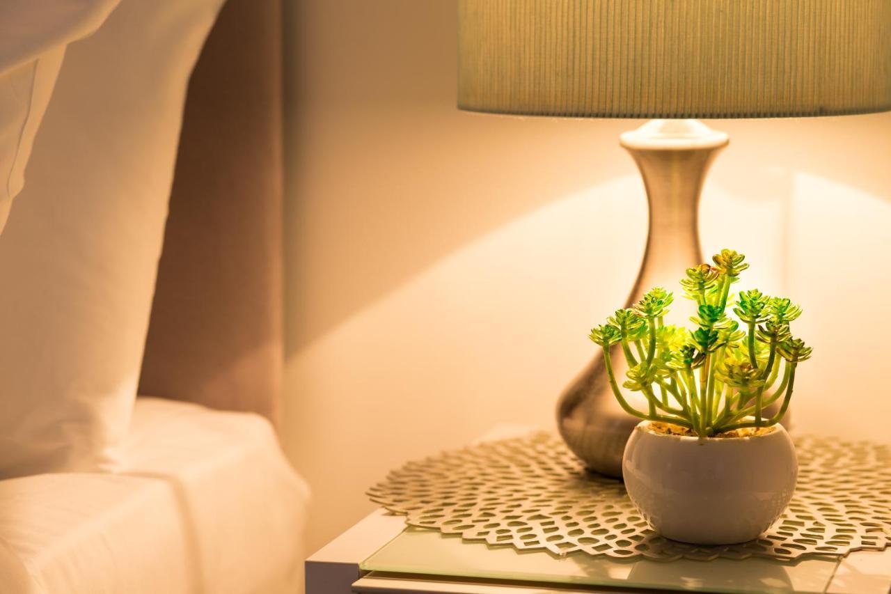 Dockside Walk - Canary Wharf Apartment London