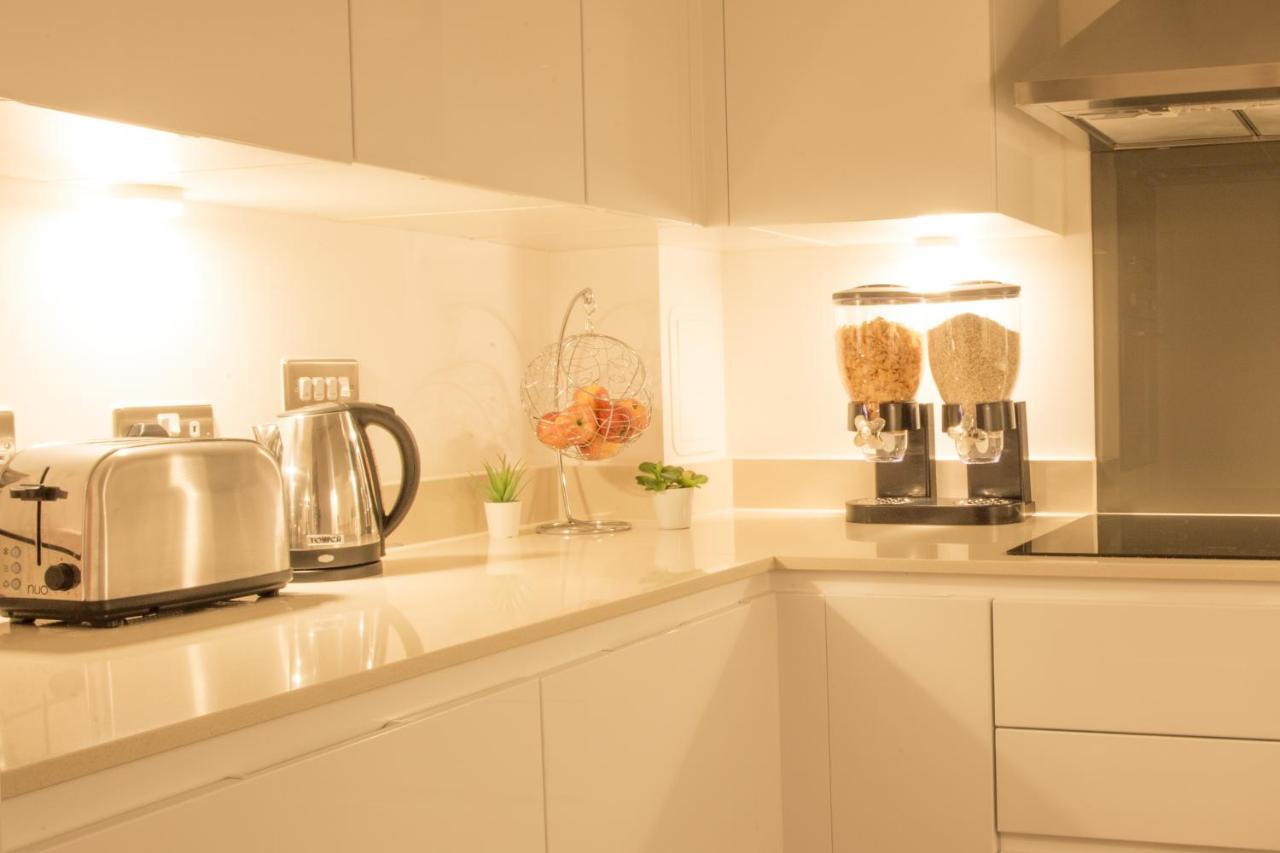 Dockside Walk - Canary Wharf Apartment London