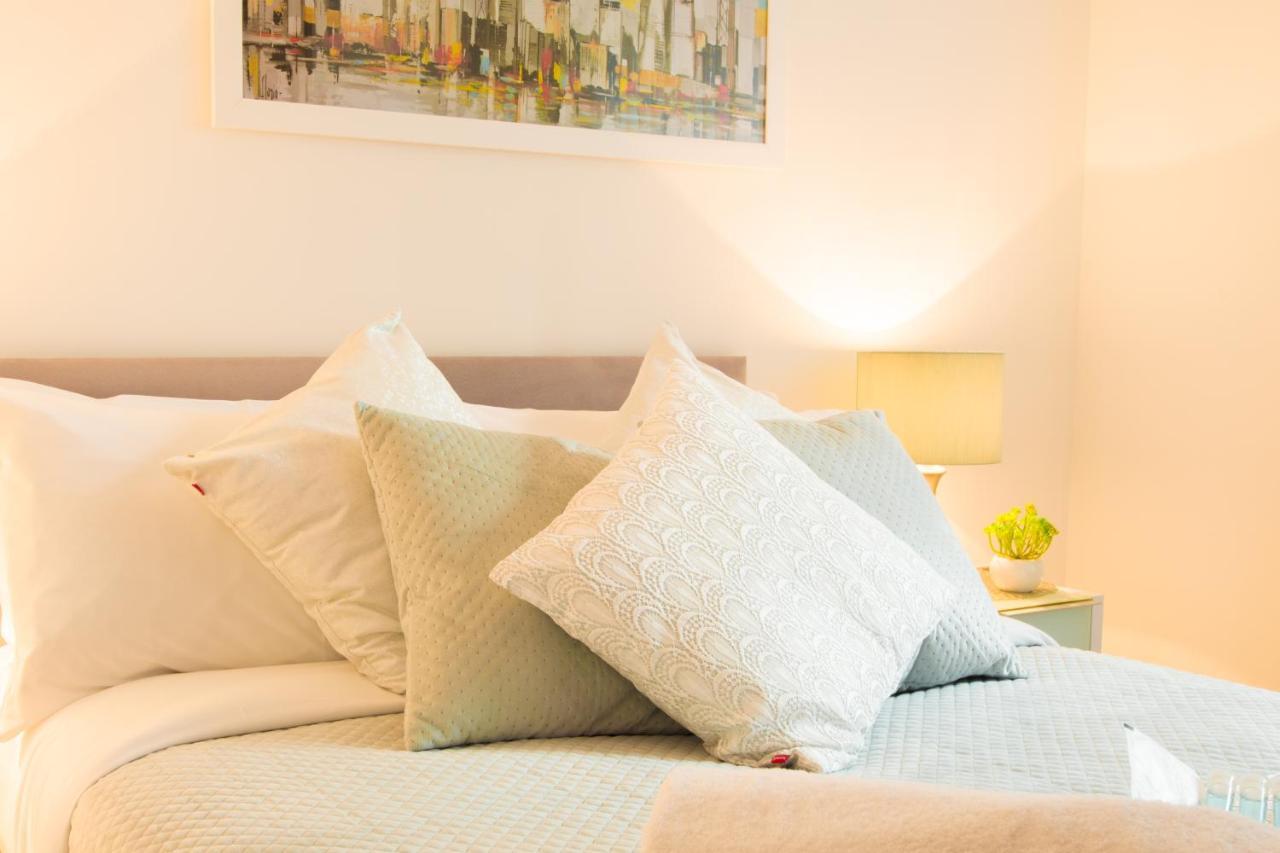 Dockside Walk - Canary Wharf Apartment London