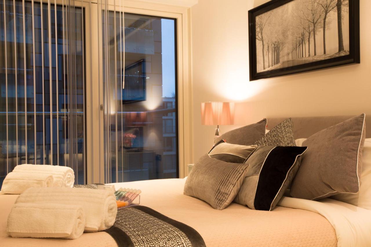 Dockside Walk - Canary Wharf Apartment London