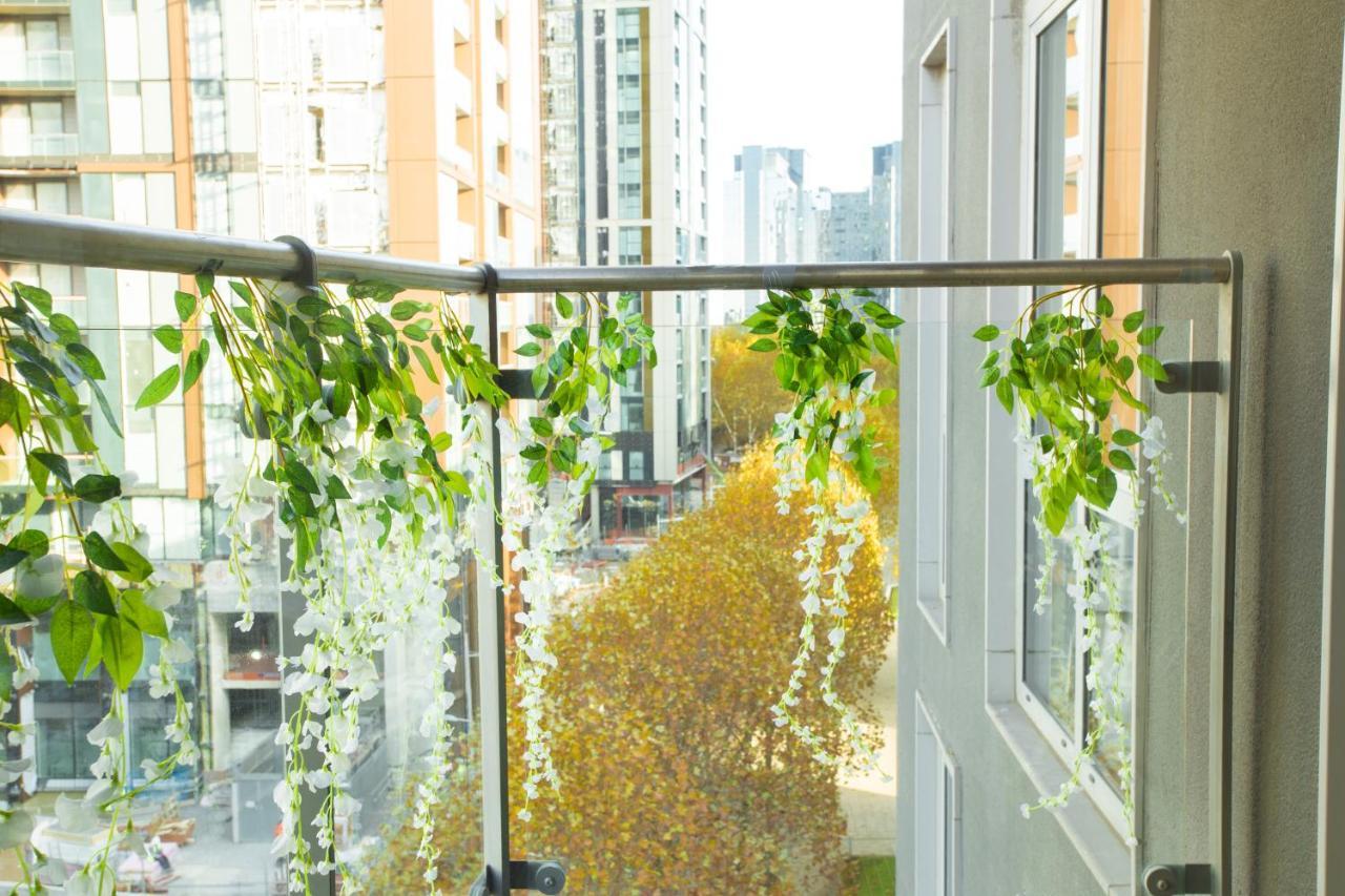 Dockside Walk - Canary Wharf Apartment *