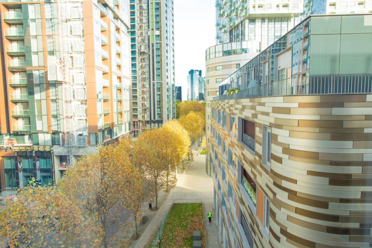 Dockside Walk - Canary Wharf Apartment London