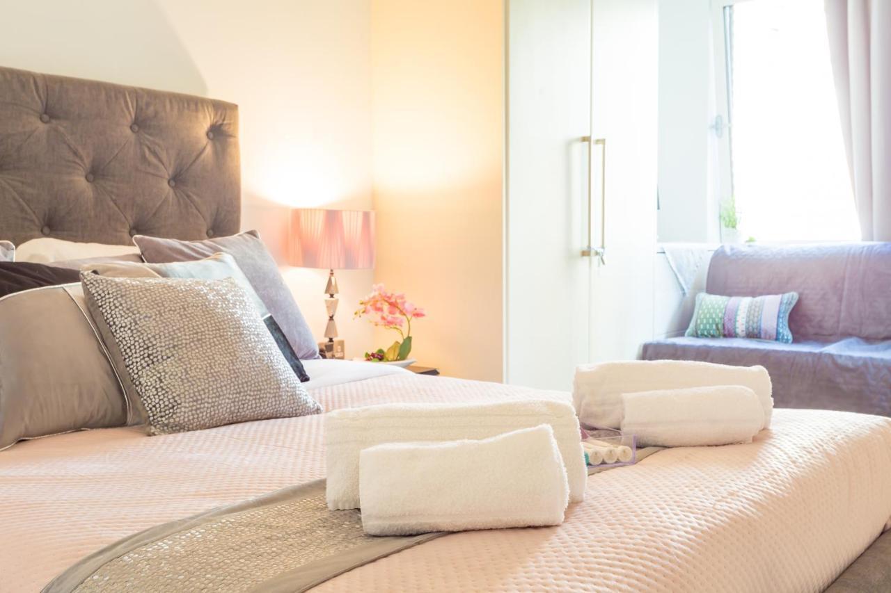 Dockside Walk - Canary Wharf Apartment *
