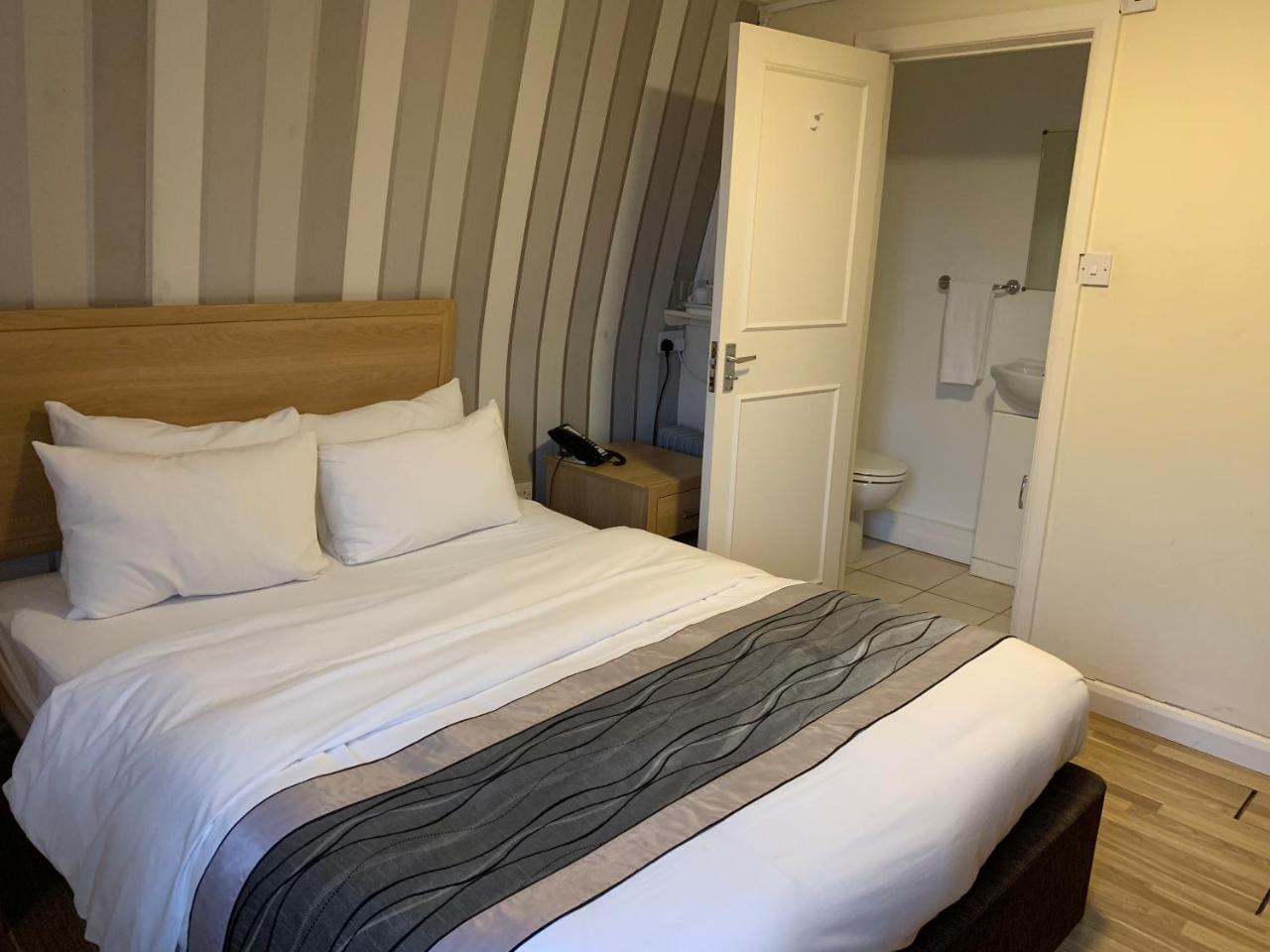 The New Carlton Hotel