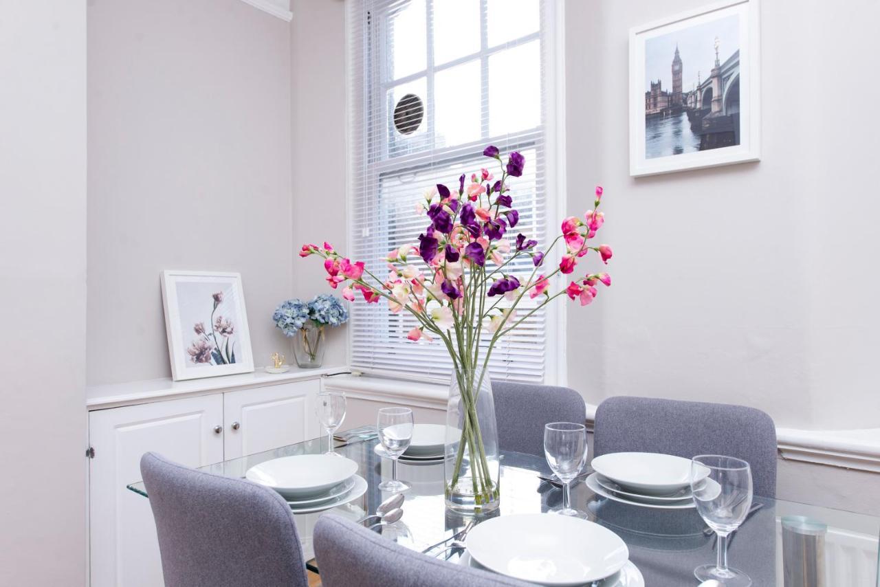 Wells Street Apartment *