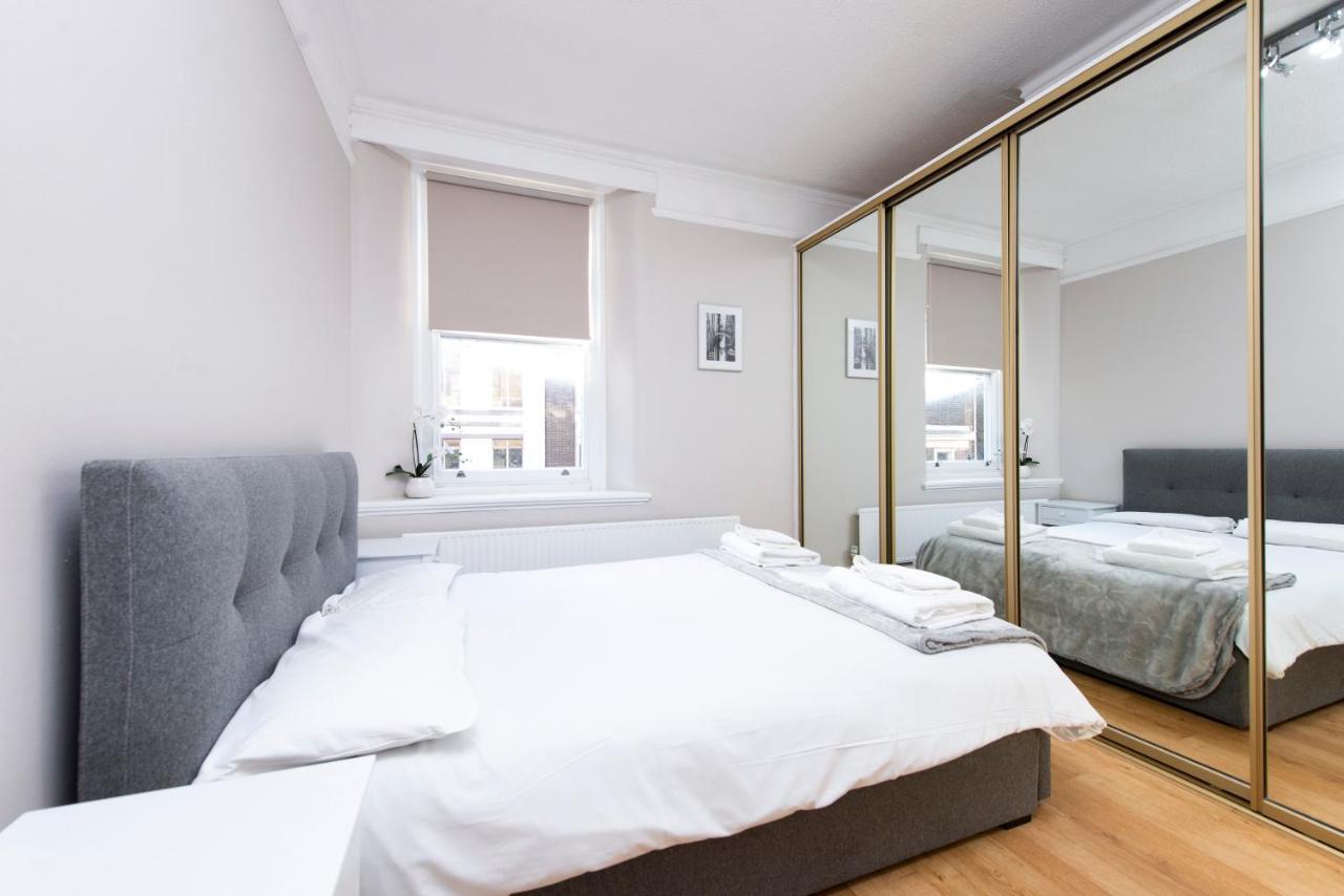 Wells Street Apartment *