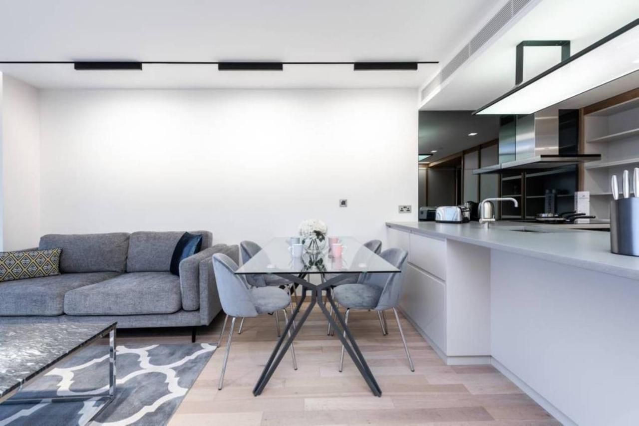 Amazing With Incredible Views Apartment London