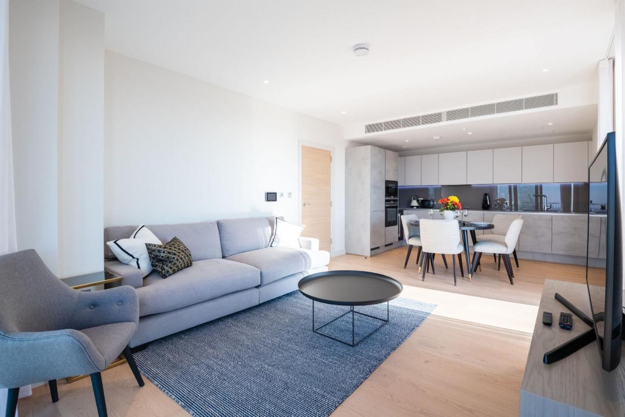 Modern Family Close To Victoria Station By Underthedoormat * Londres