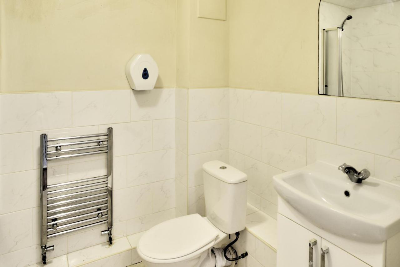 Stylish 2b House With Parking Apartment