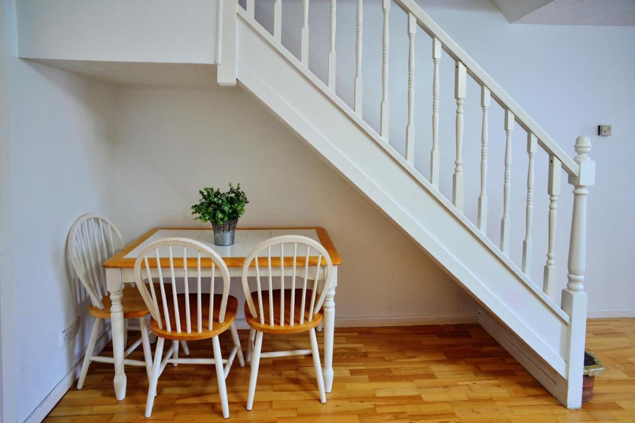Stylish 2b House With Parking