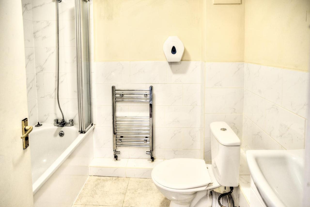 Stylish 2b House With Parking Apartment