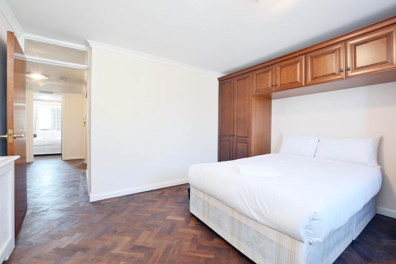 Harley Street - * London