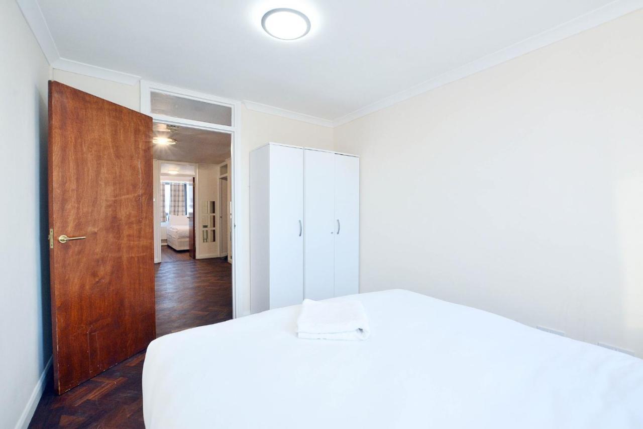 Harley Street - * London