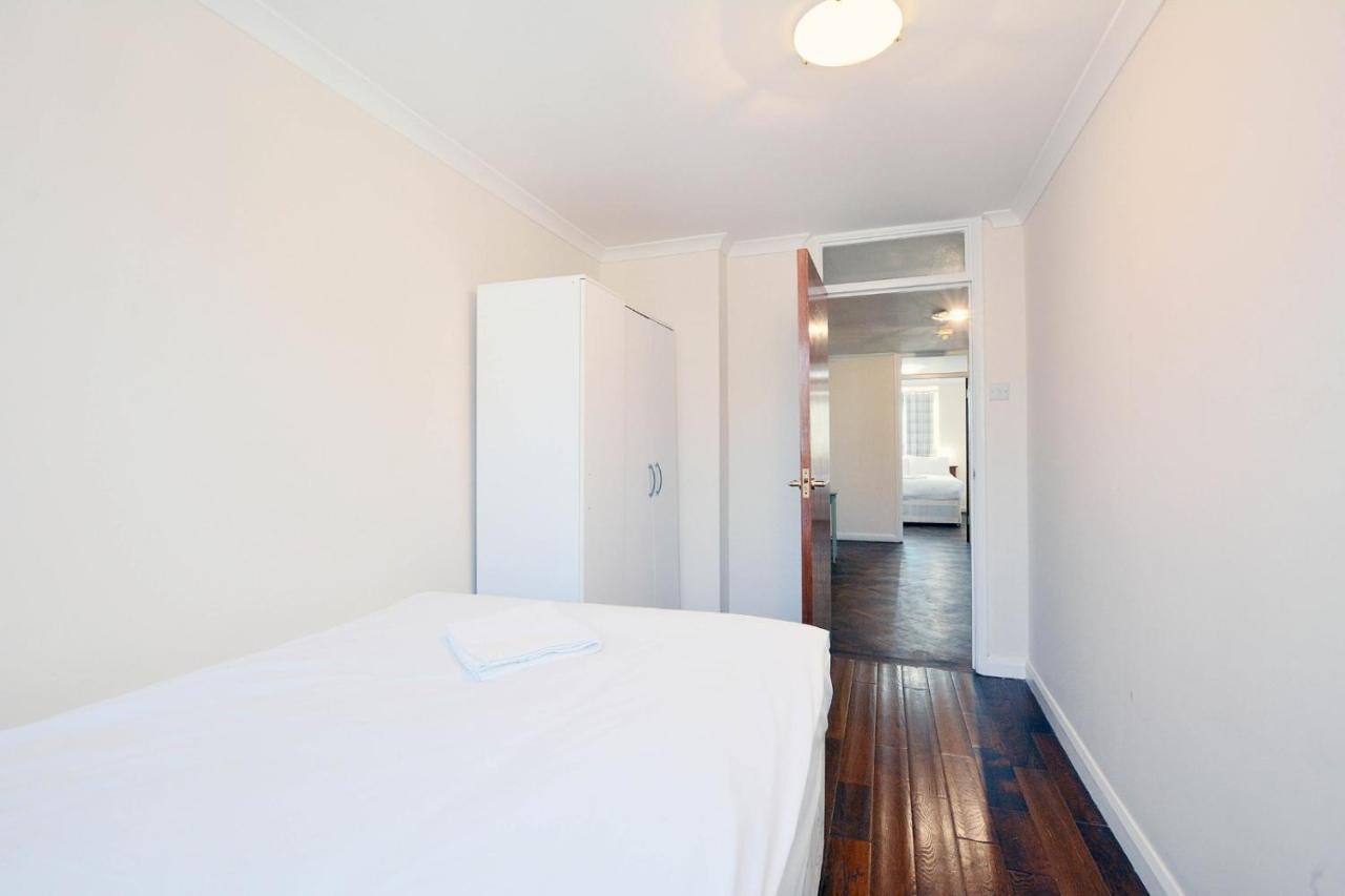Harley Street - * London