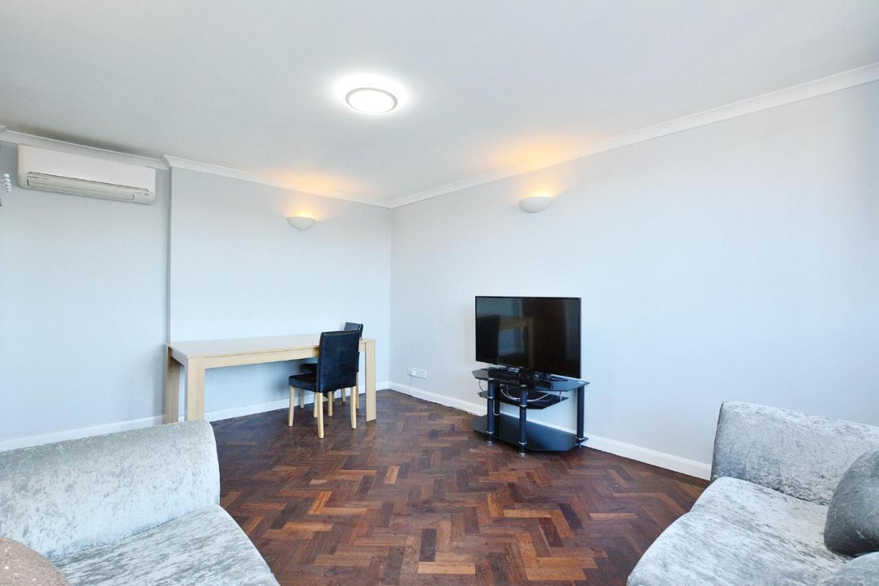 Harley Street - * London