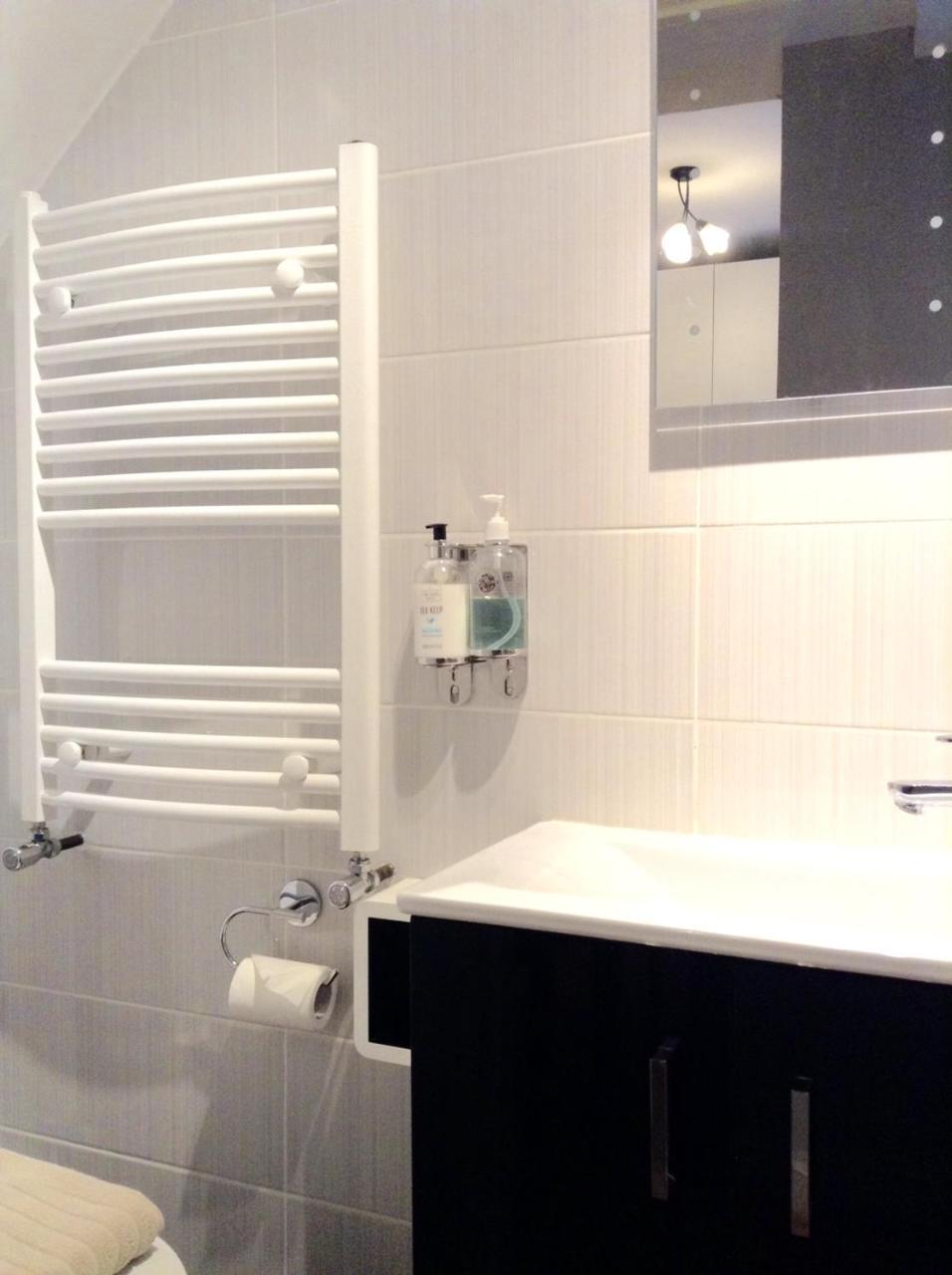 Metro Victoria Apartment *