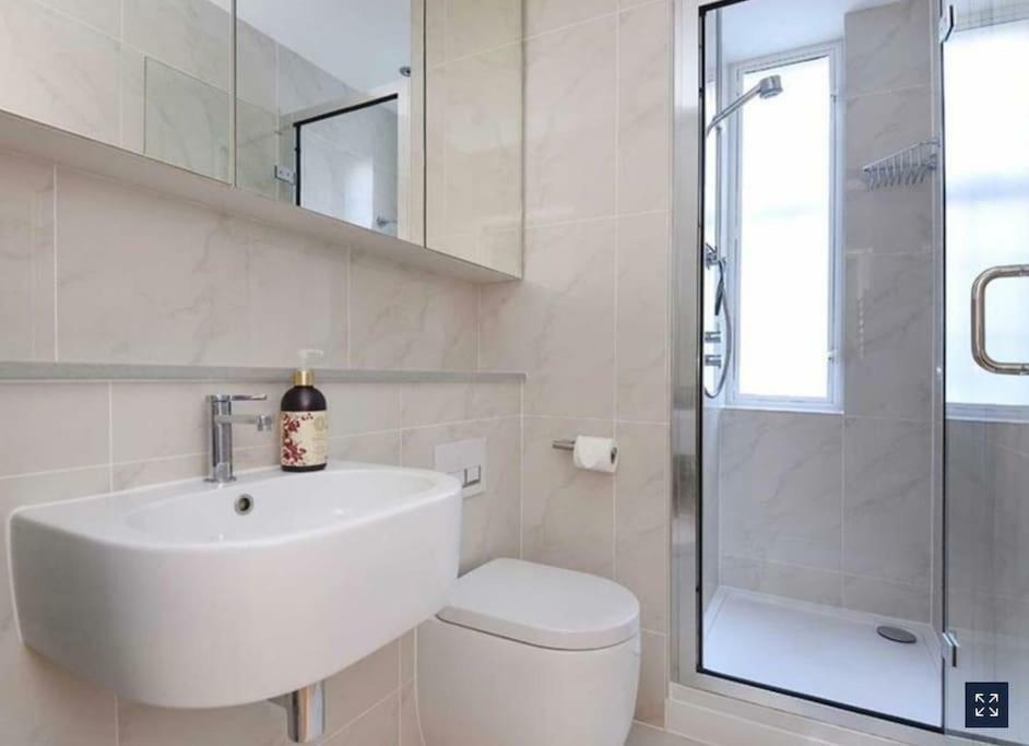 2 Bedroom Just Off Kings Road Apartamento Londres
