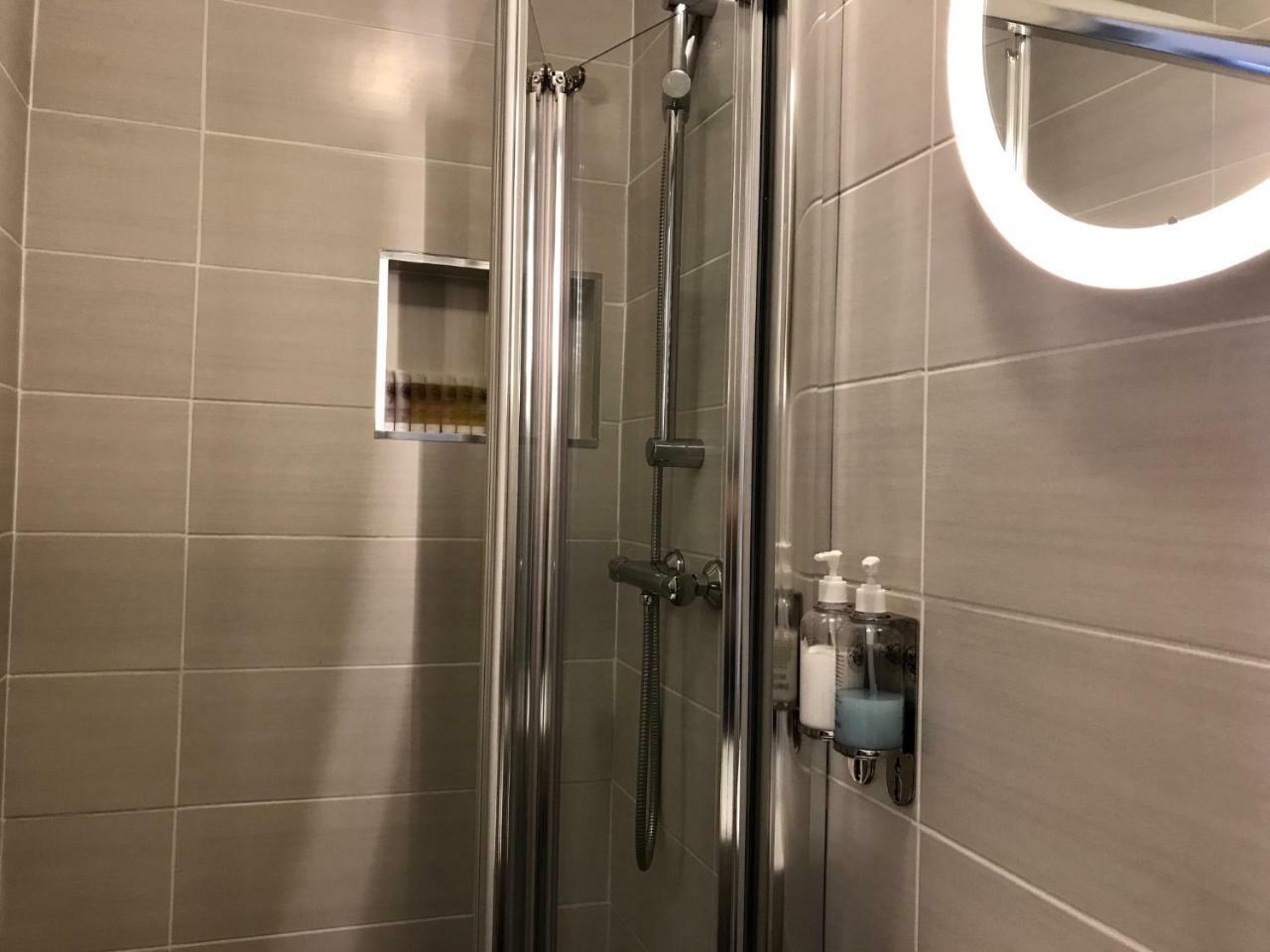 Metro Victoria Apartment London