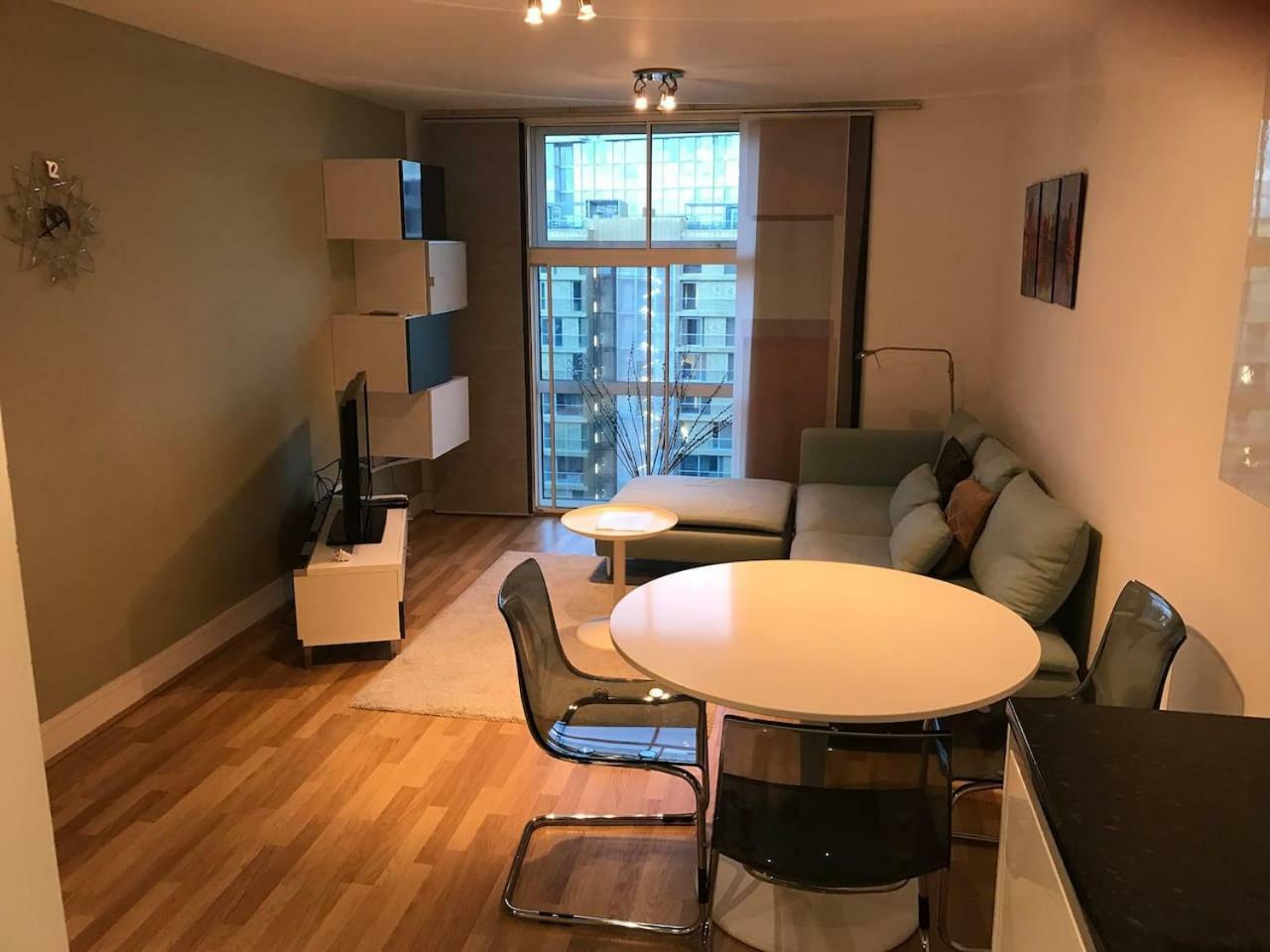 1 Bedroom In Chelsea Bridge Wharf Apartment London