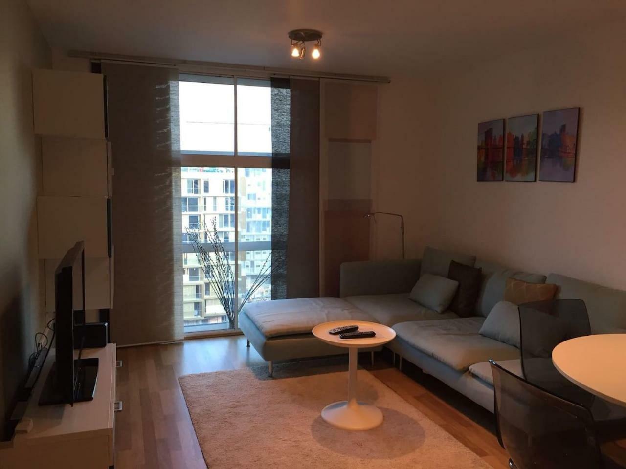 1 Bedroom In Chelsea Bridge Wharf Apartment London