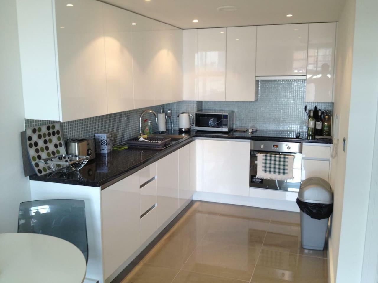 1 Bedroom In Chelsea Bridge Wharf London