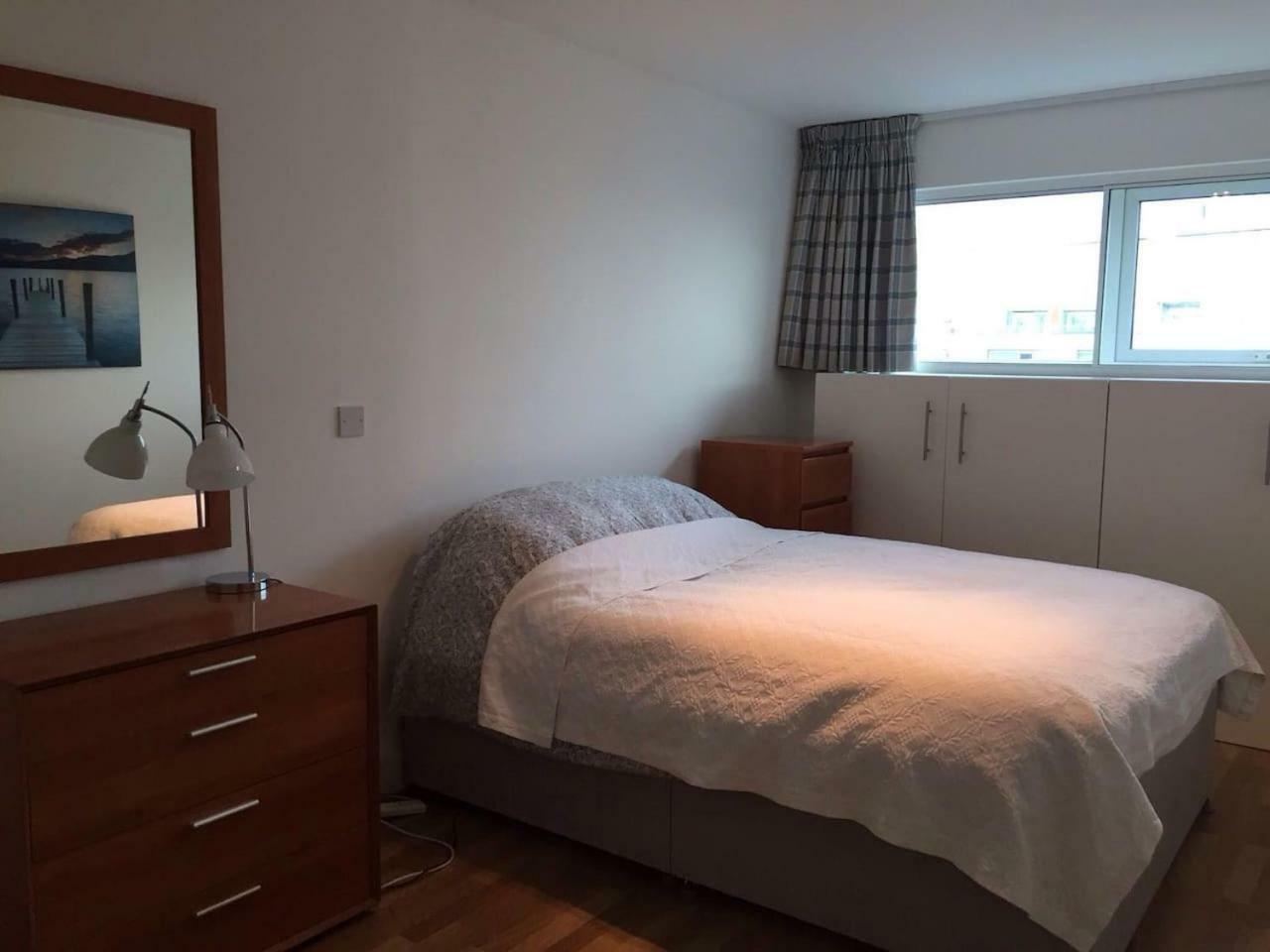 1 Bedroom In Chelsea Bridge Wharf Apartment *