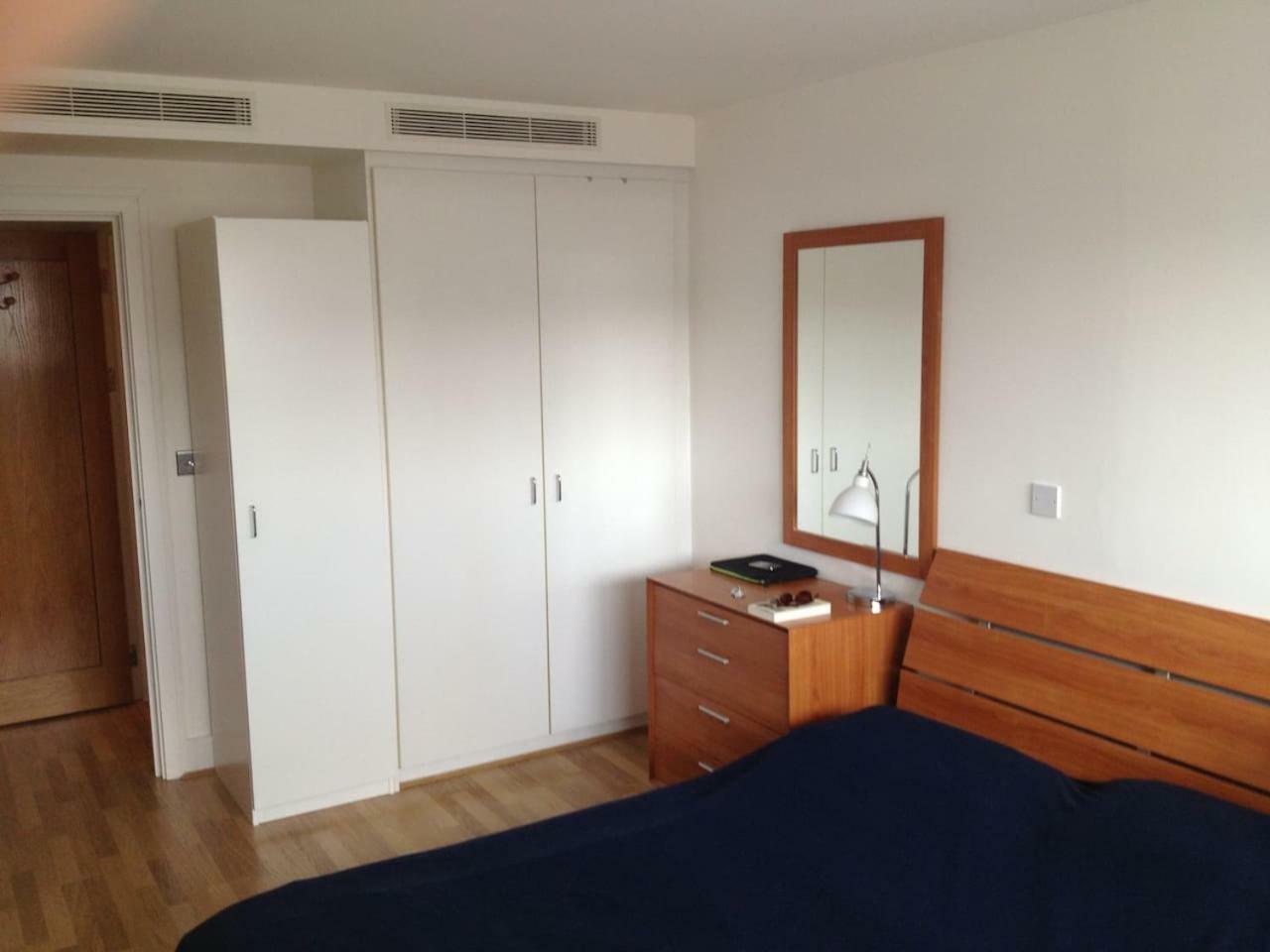 1 Bedroom In Chelsea Bridge Wharf Apartment London