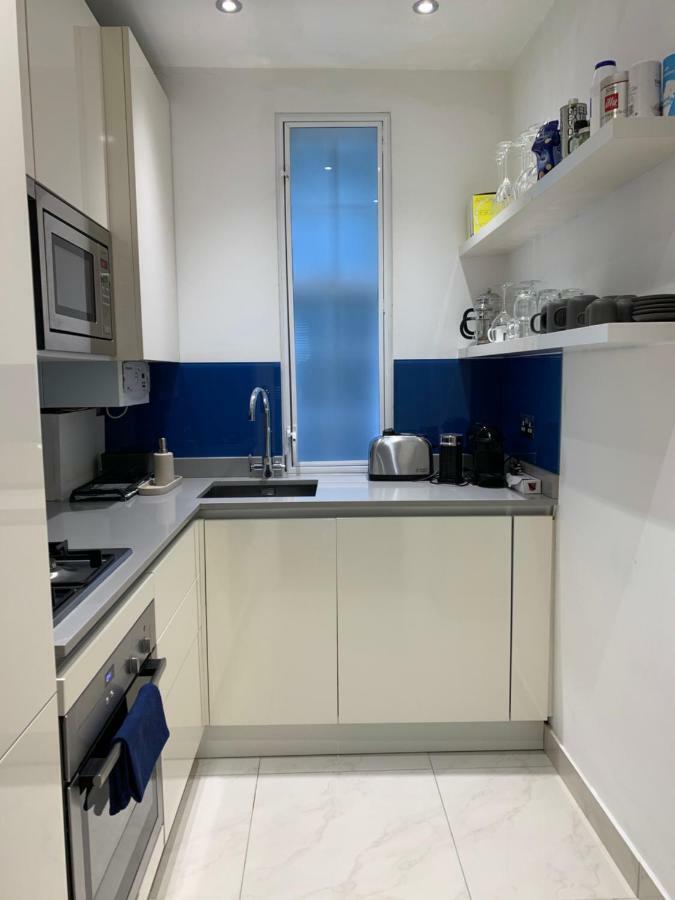 2 Bedroom Just Off Kings Road Apartamento