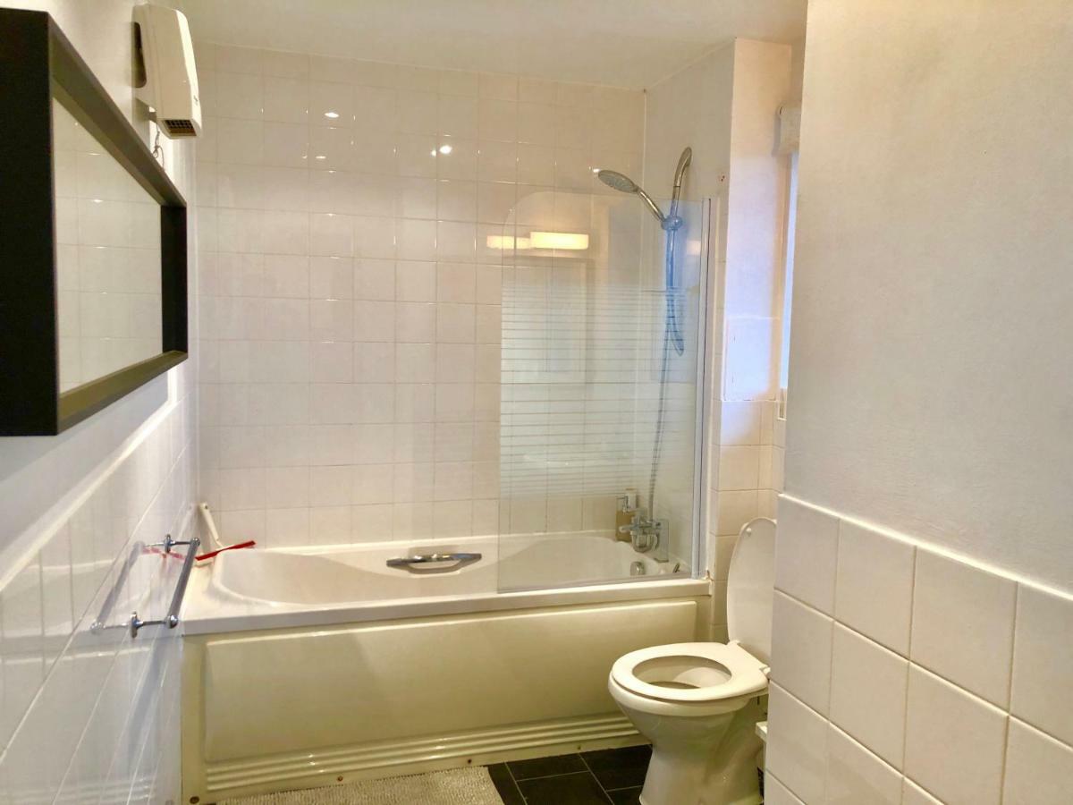 2 Bedrooms Modern Apartment, Lounge, Full Kitchen, Balcony, 5 Minutes Stratford Station Apartment London