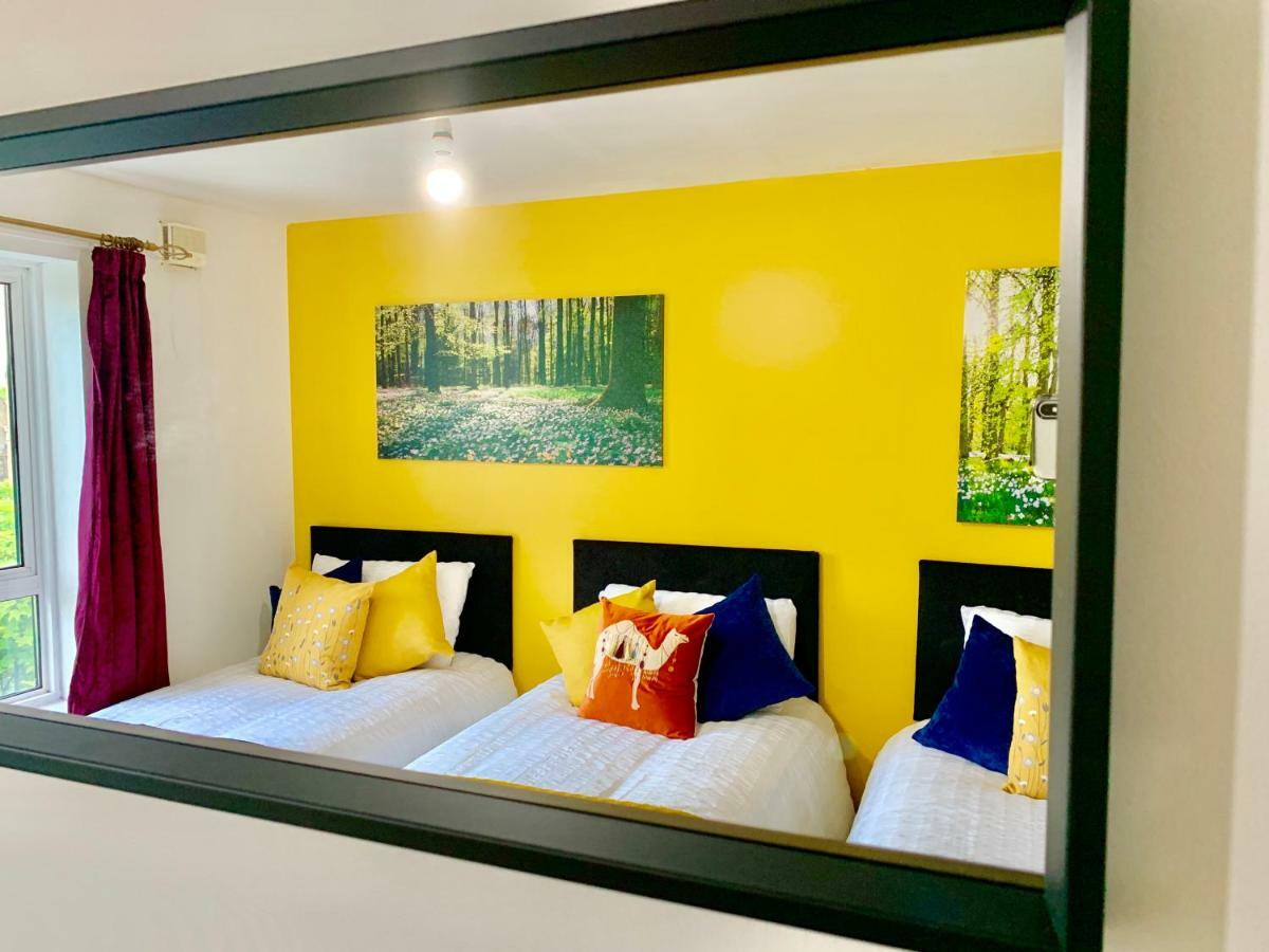 2 Bedrooms Modern Apartment, Lounge, Full Kitchen, Balcony, 5 Minutes Stratford Station Apartment London