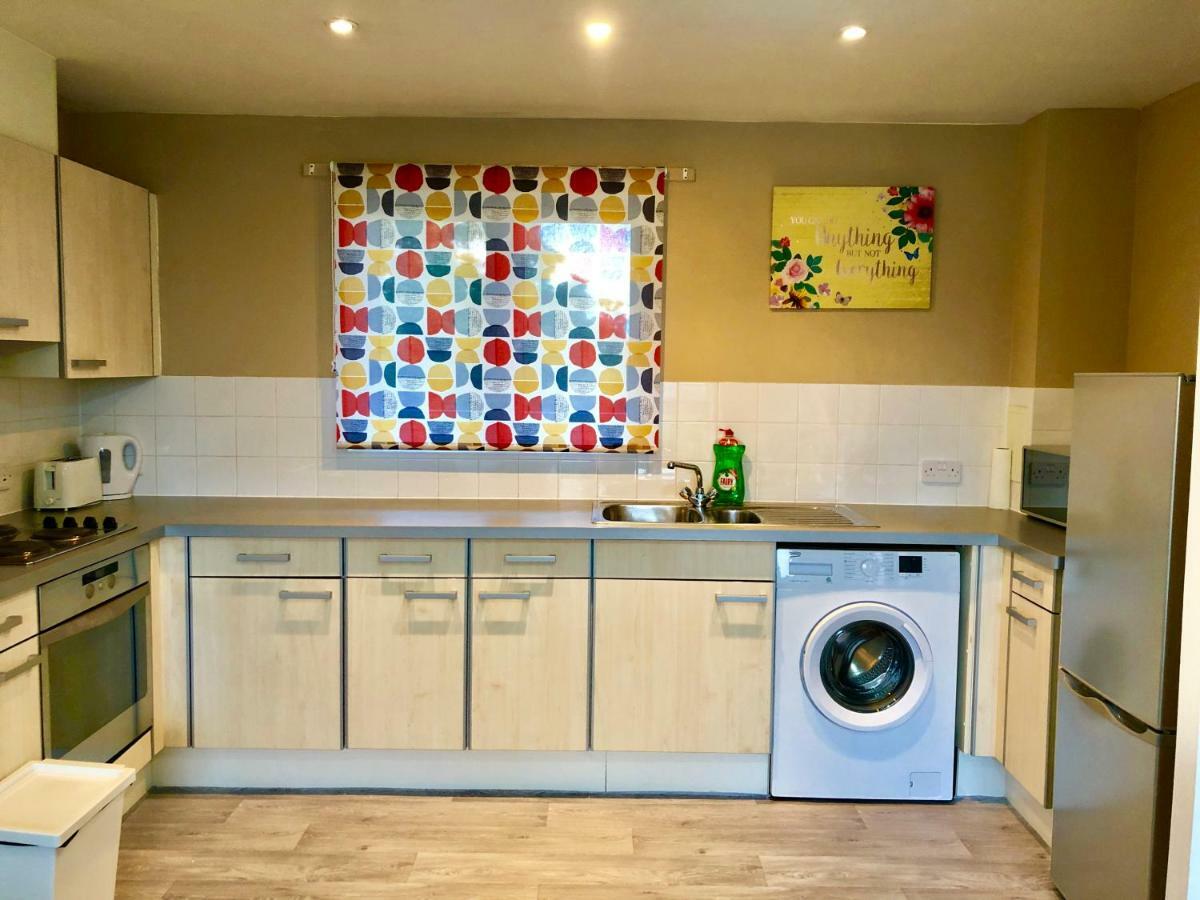 2 Bedrooms Modern Apartment, Lounge, Full Kitchen, Balcony, 5 Minutes Stratford Station London