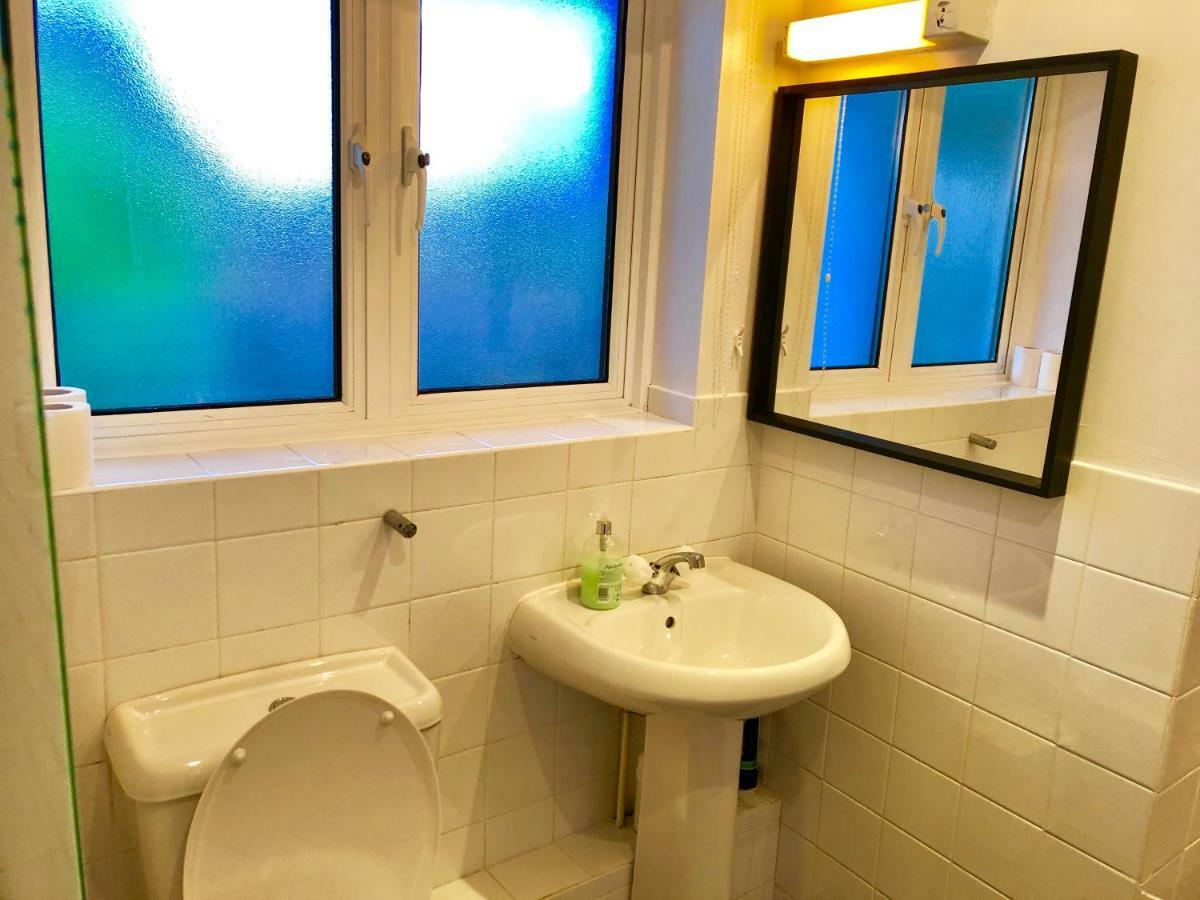 2 Bedrooms Modern Apartment, Lounge, Full Kitchen, Balcony, 5 Minutes Stratford Station Apartment *