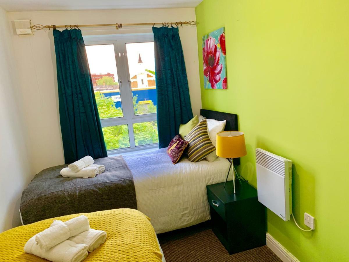 2 Bedrooms Modern Apartment, Lounge, Full Kitchen, Balcony, 5 Minutes Stratford Station Apartment *