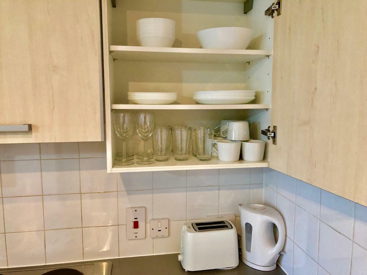 2 Bedrooms Modern Apartment, Lounge, Full Kitchen, Balcony, 5 Minutes Stratford Station Apartment
