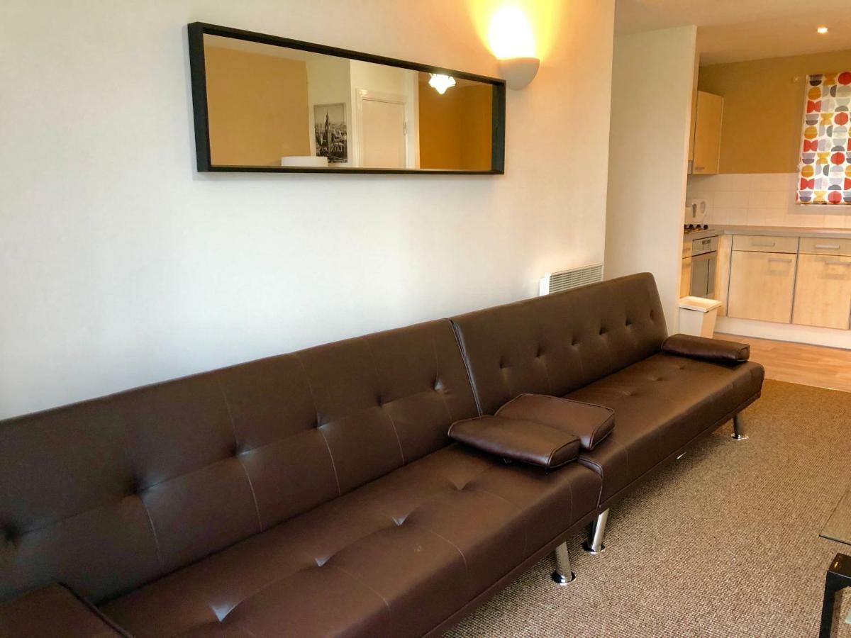 Apartment 2 Bedrooms Modern Apartment, Lounge, Full Kitchen, Balcony, 5 Minutes Stratford Station London