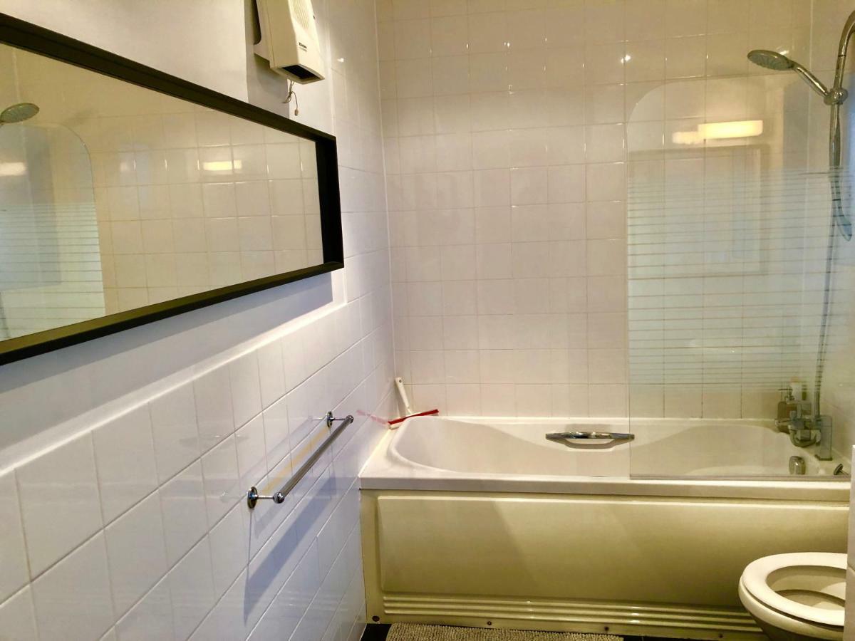 2 Bedrooms Modern Apartment, Lounge, Full Kitchen, Balcony, 5 Minutes Stratford Station Apartment