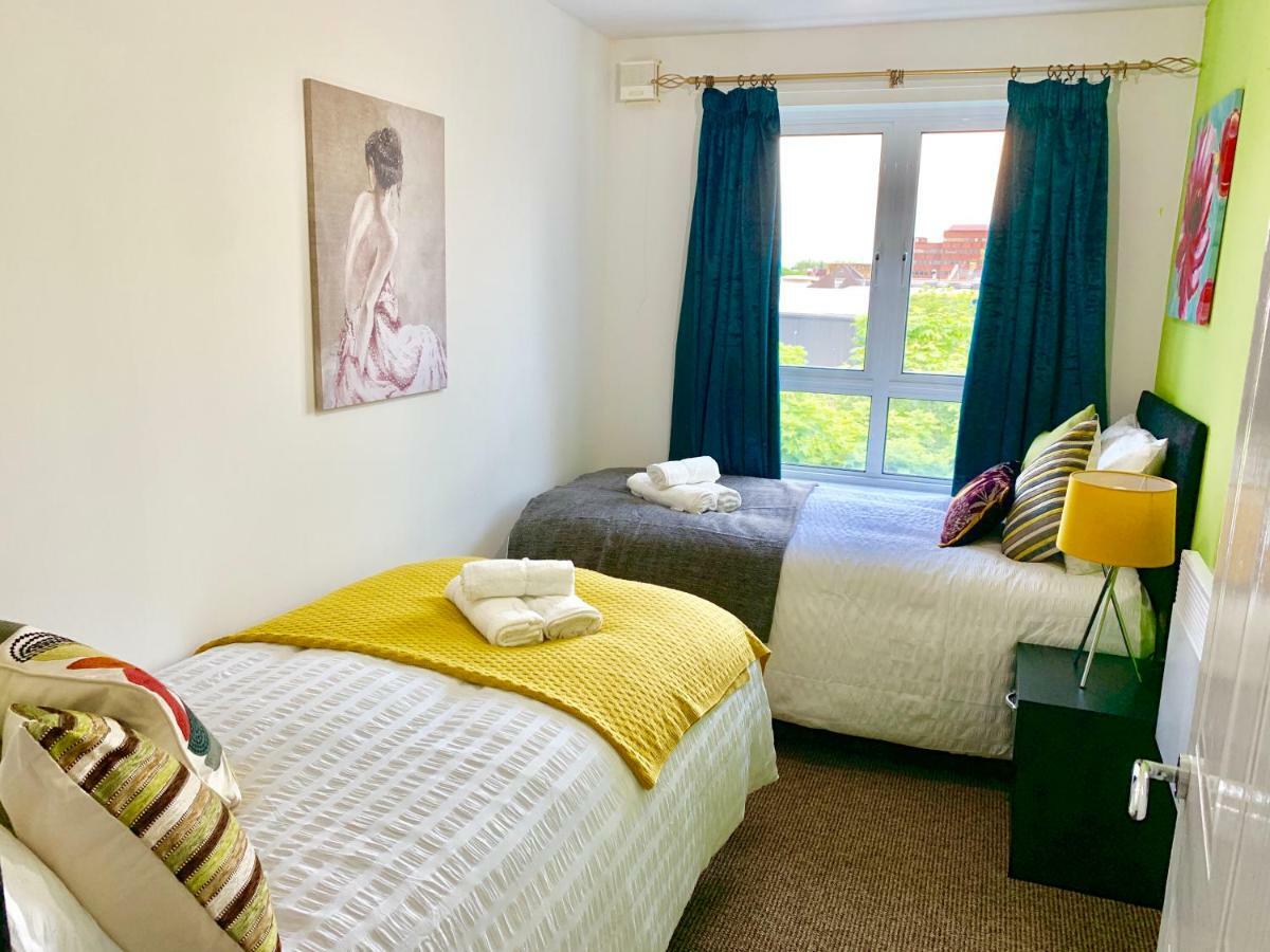 Apartment 2 Bedrooms Modern Apartment, Lounge, Full Kitchen, Balcony, 5 Minutes Stratford Station London