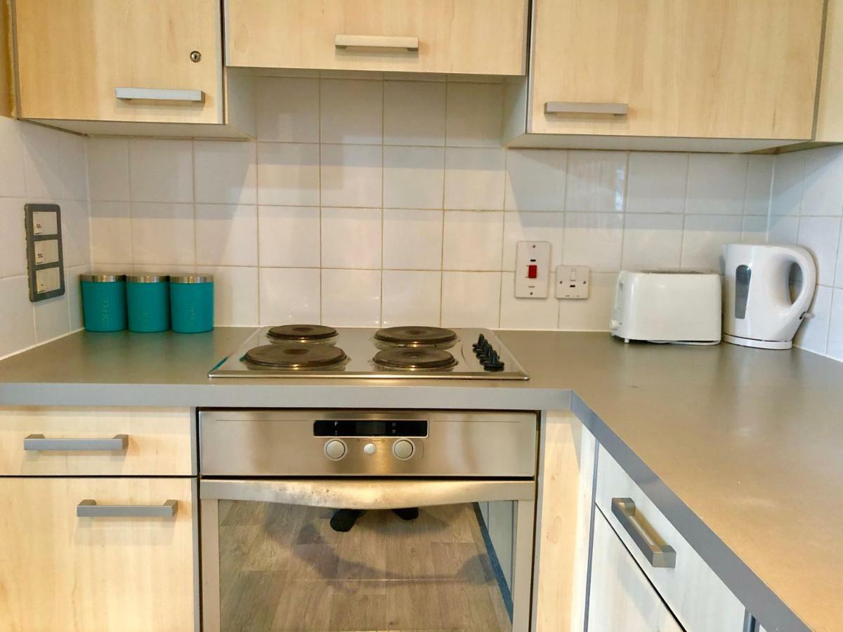 2 Bedrooms Modern Apartment, Lounge, Full Kitchen, Balcony, 5 Minutes Stratford Station Apartment London