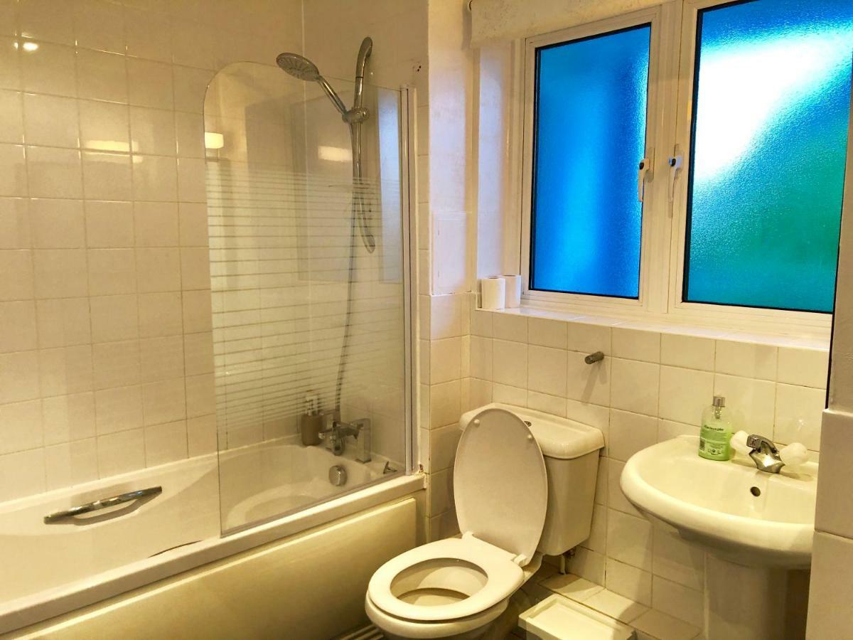 2 Bedrooms Modern Apartment, Lounge, Full Kitchen, Balcony, 5 Minutes Stratford Station Apartment London