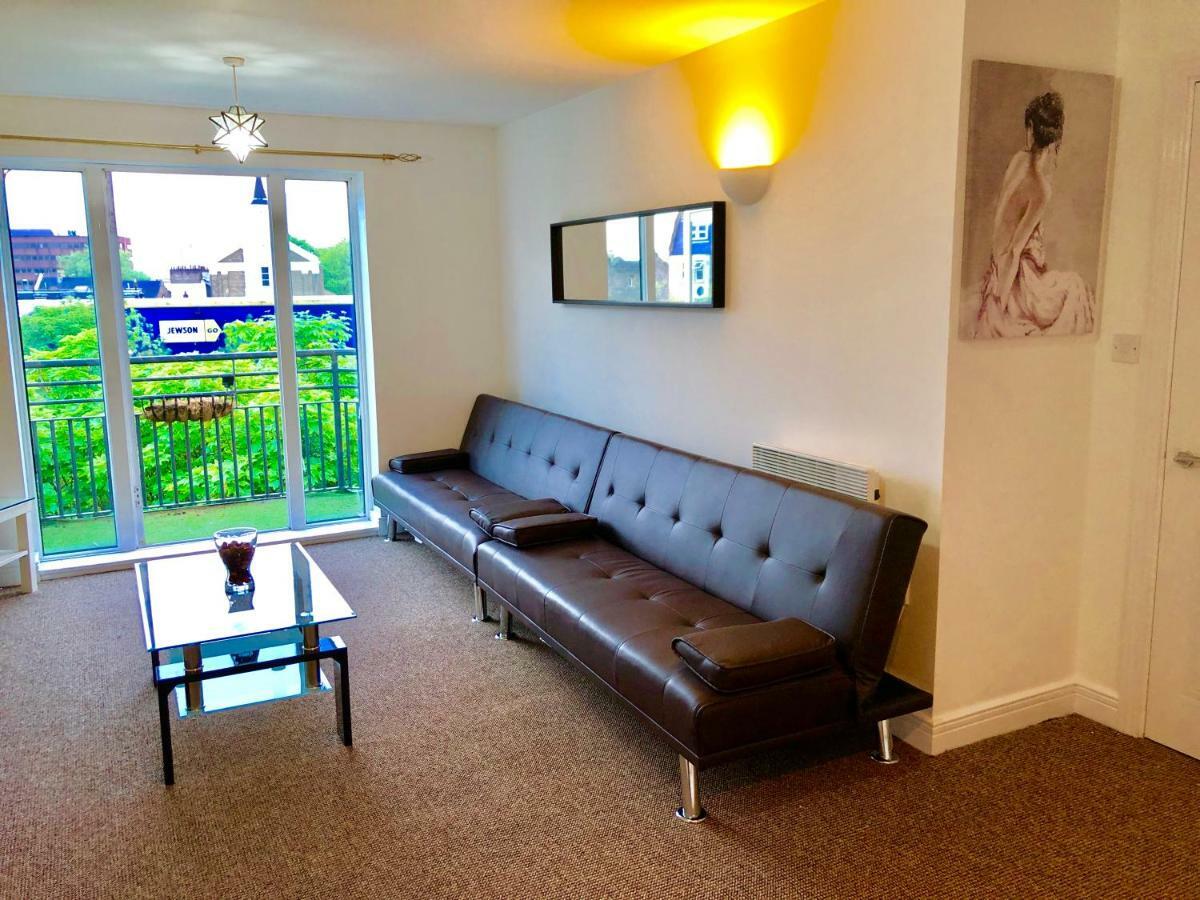 2 Bedrooms Modern Apartment, Lounge, Full Kitchen, Balcony, 5 Minutes Stratford Station London