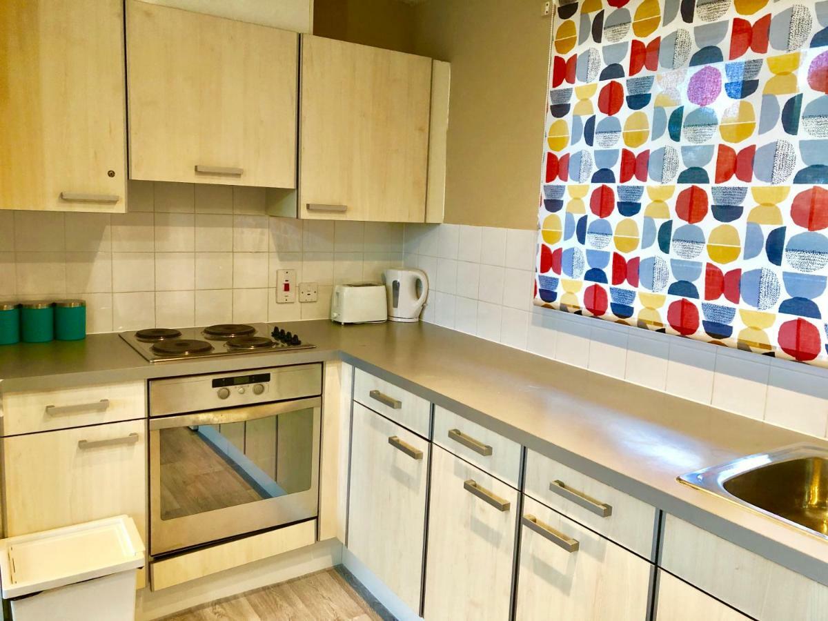 2 Bedrooms Modern Apartment, Lounge, Full Kitchen, Balcony, 5 Minutes Stratford Station Apartment *