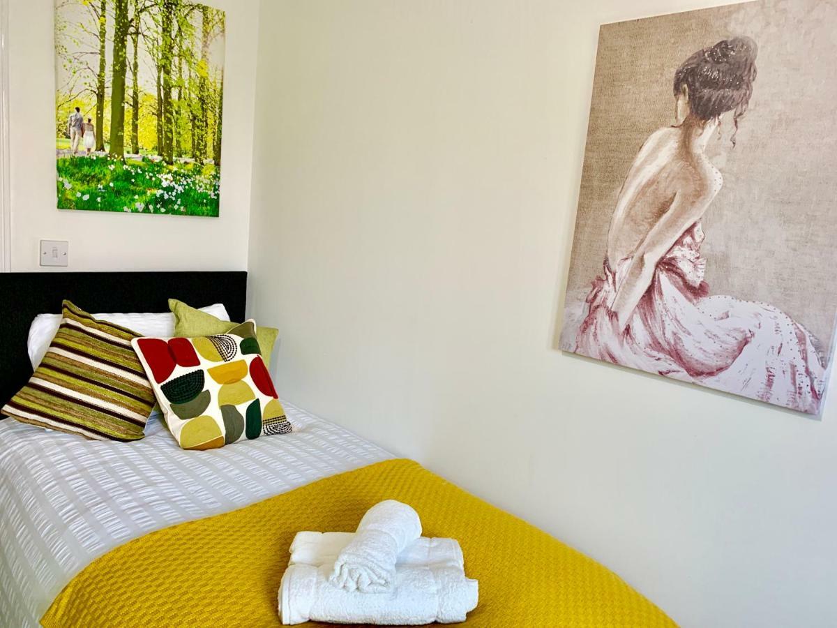 2 Bedrooms Modern Apartment, Lounge, Full Kitchen, Balcony, 5 Minutes Stratford Station Apartment *