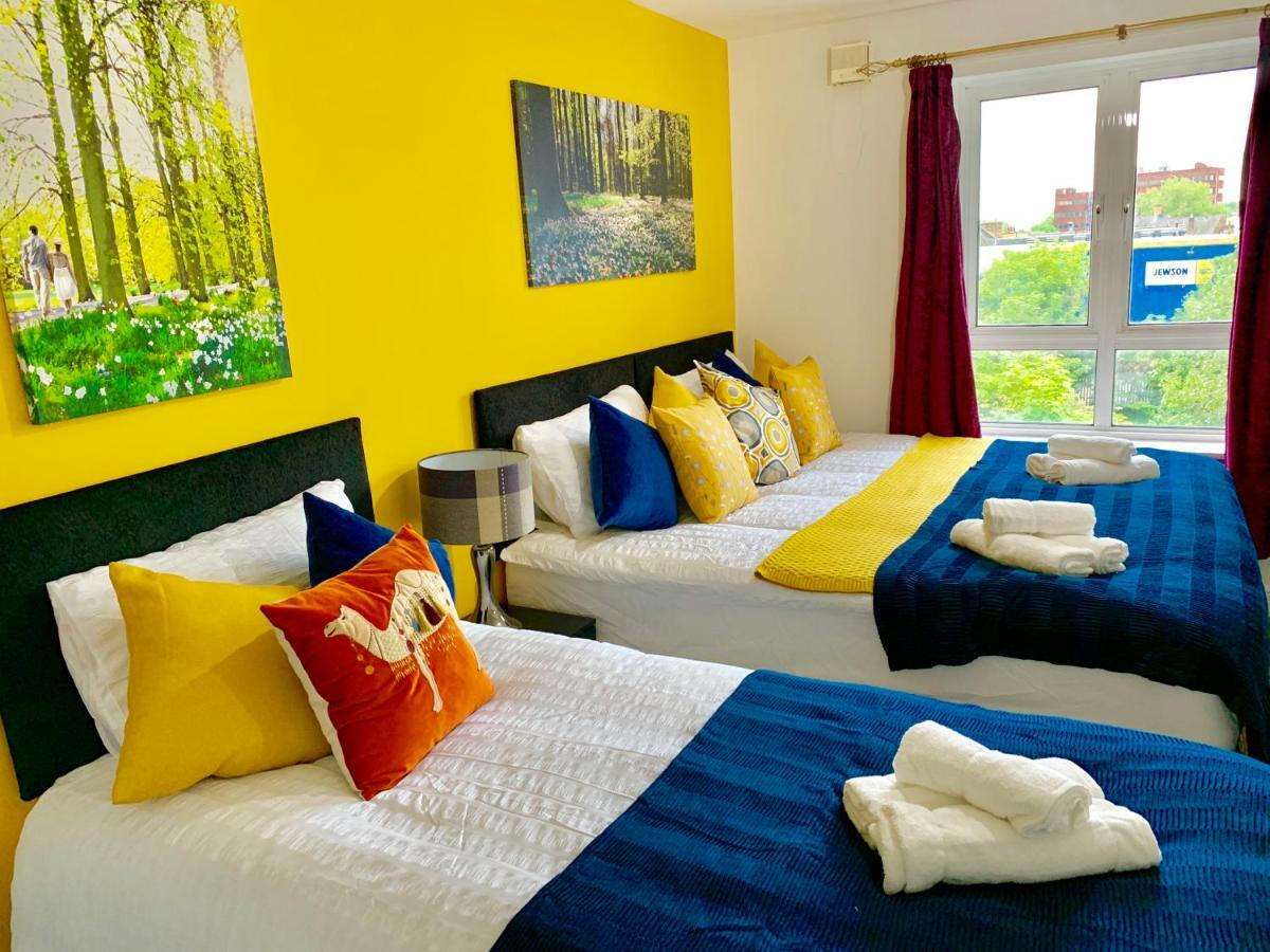 2 Bedrooms Modern Apartment, Lounge, Full Kitchen, Balcony, 5 Minutes Stratford Station Apartment London
