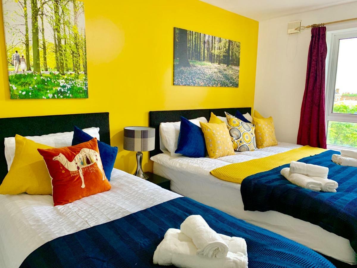 2 Bedrooms Modern Apartment, Lounge, Full Kitchen, Balcony, 5 Minutes Stratford Station London