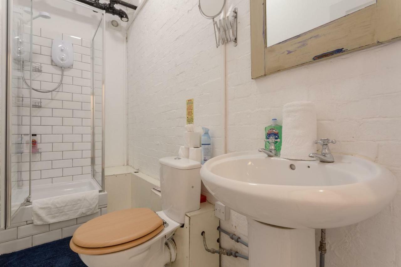 Industrial Open Plan Studio In Hackney Apartment