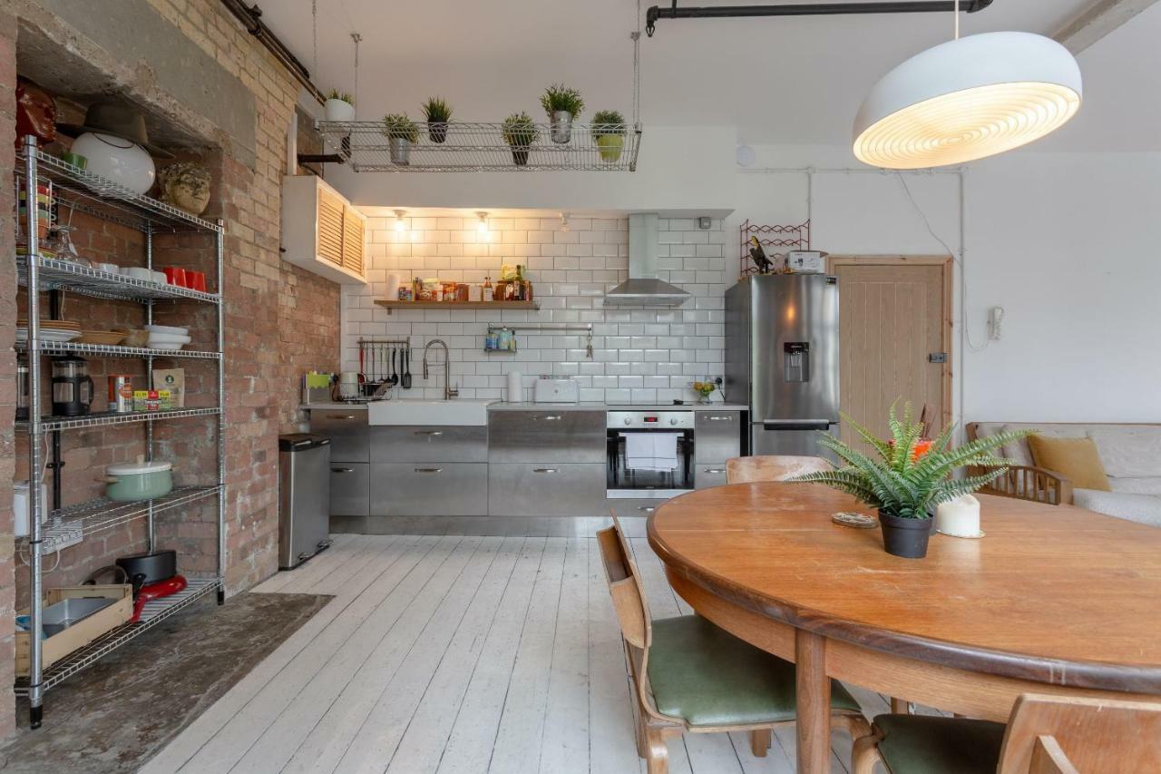 Industrial Open Plan Studio In Hackney Apartment
