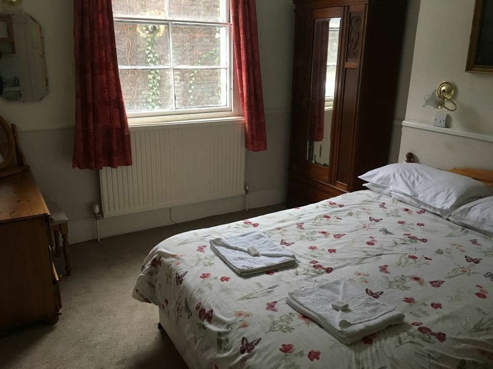 Dean Court Hotel 2*
